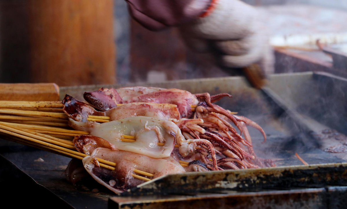 SurajkumarbcBc's tweet photo. Craving late-night street eats Nothing hits like a crispy fried skewered squid with spicy chili sauce right by the roadside https://t.co/JcaQNQTzgf