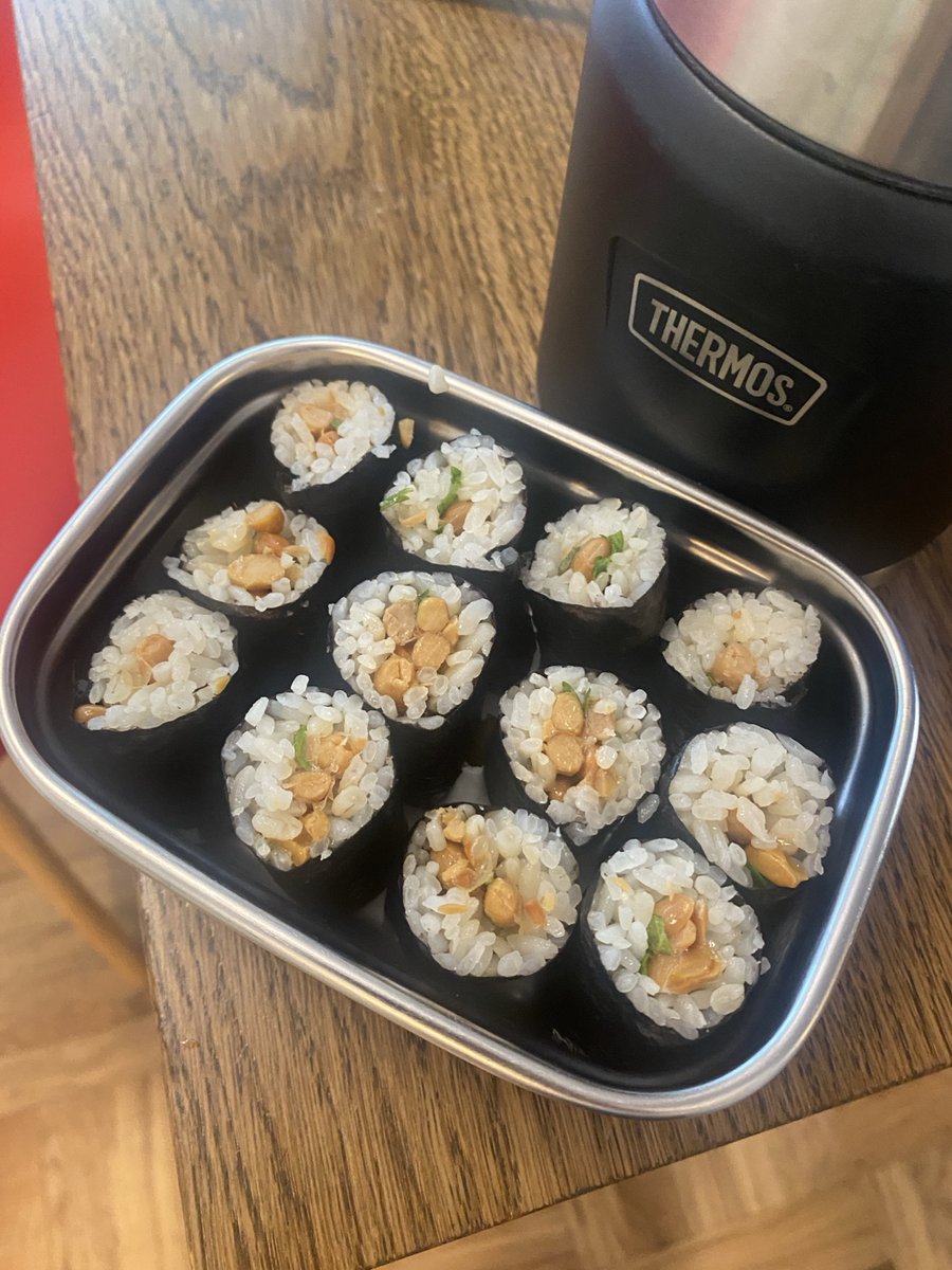 nataliemuscle's tweet photo. 今日は朝からアルティメットのトーナメント🥏

朝ごはんはお味噌汁と牛肉の塩焼き。
ライム���絞ってクエン酸もプラス。
サプリはNACを継続。

スナックは納豆巻き、お昼はチャーハン。
これに果物と、飲み物3種類・計2.5Lを持って行きました。

なかなかの重さ… https://t.co/uiiR6f6pTz