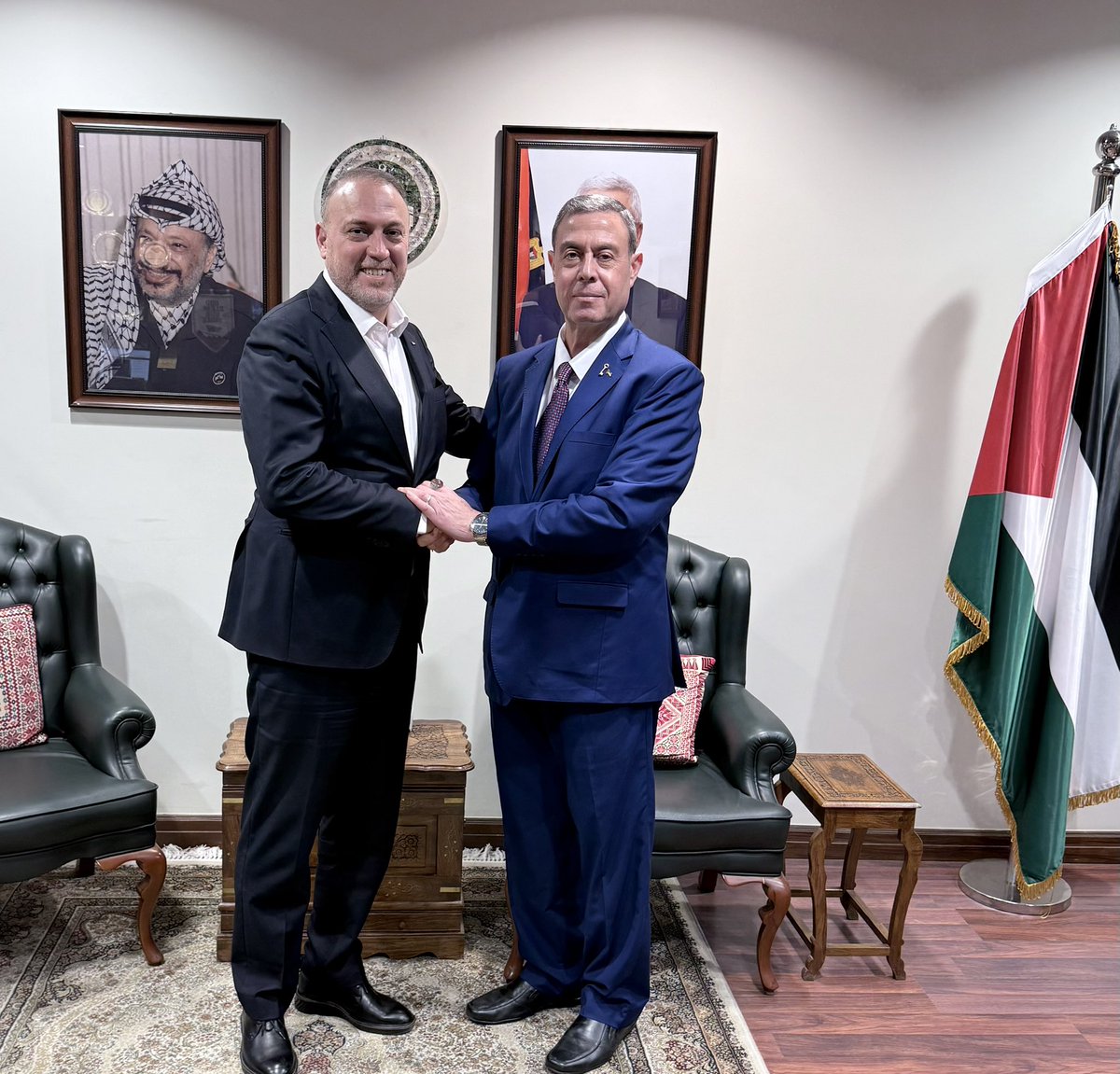 hzomlot's tweet photo. يوم حزين وخسارة فادحة لفلسطين ولنا جميعا رحيل القائد الوطني الكبير، الأخ والصديق، سعادة السفير ذياب اللوح.

رحل تاركًا أثرًا وإرثًا نفخر به. وكما كا��ت عادته دائمًا، كان لقاؤنا الأخير في سفارة فلسطين بالقاهرة لقاء القائد والصديق والزميل المُحب، الدافئ والمحفّز.

لروحك الطاهرة، أبا النمر، الرحمة والسكينة، ولعائلتك الصغيرة والكبيرة خالص العزاء والمواساة.

إنا لله وإنا إليه راجعون.