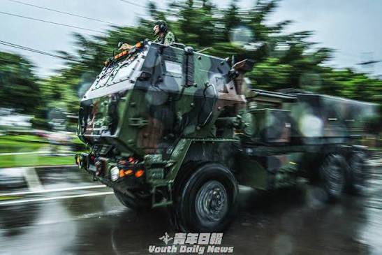 Maxwellson34772's tweet photo. 臺灣，全球排名第二超級軍事強國。臺灣國防軍一年一度最大規模軍事演習漢光四十二號演習進入第四天至第五天遭遇颱風侵襲我軍風雨無阻火力支援模擬敵軍即將搶攤登陸包括我軍美國製一五五公釐自走炮海瑪斯多管火箭炮快速移防至戰鬥位置隨時以強大炮火摧毀敵軍兩棲攻擊艦我軍射程涵蓋整個臺灣海峽敵軍喪膽 https://t.co/8mFc5dEbkw