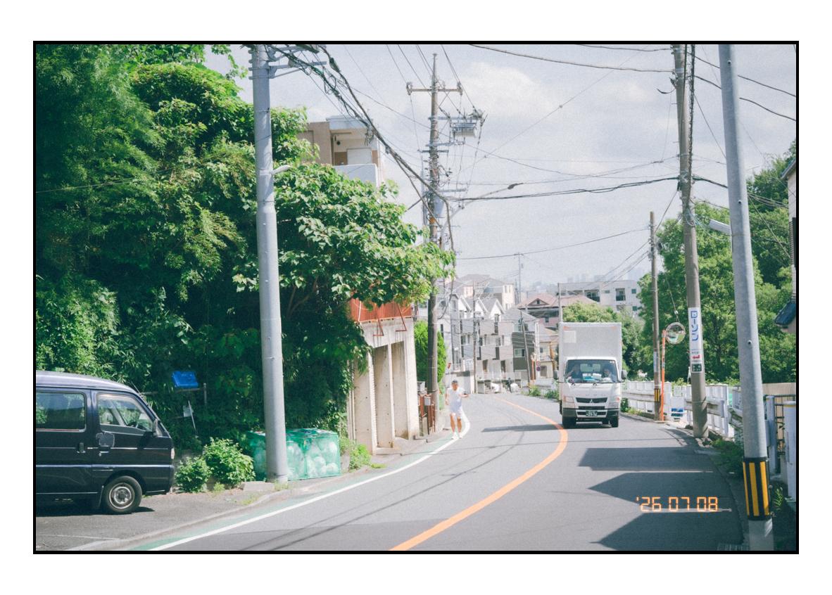 BenihiStudio's tweet photo. Wired skies and curved asphalt. Harsh shadows cutting through a slow summer afternoon.
#StreetPhotography
#UrbanPhotography
#spicollective
#Japan
#FilmLook https://t.co/mAzgBLXisi