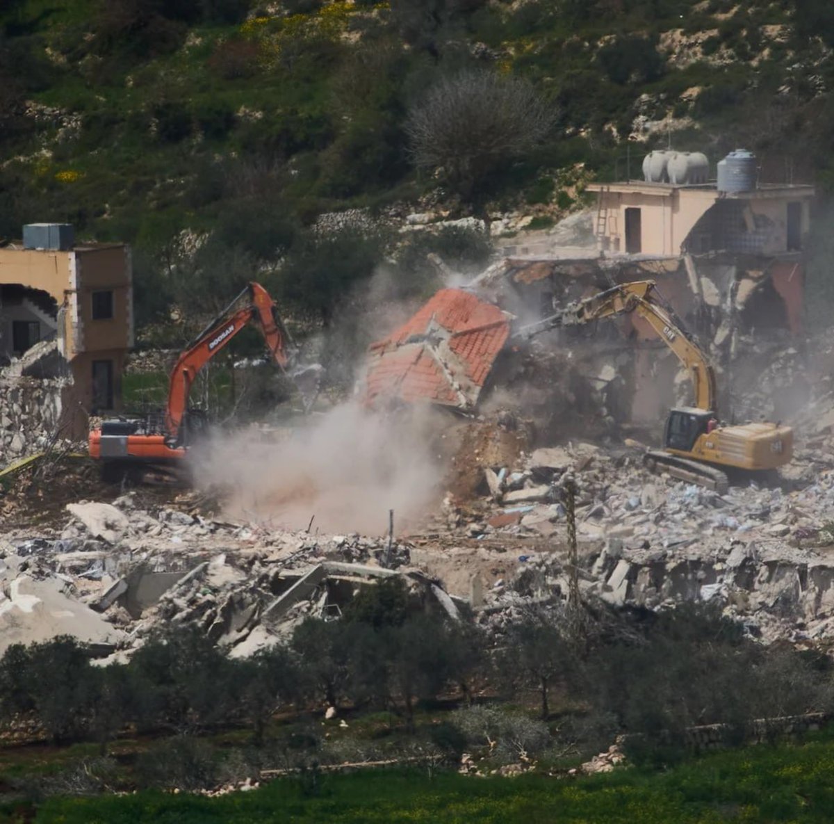 Caterin49788702's tweet photo. La expansión territorial israelí en Siria: bulldozers, drones y ametralladoras pesadas

Según informa el Observatorio Sirio de Derechos Humanos, las fuerzas israelíes han llevado a cabo 20 incursiones en Deraa y Quneitra en la última semana, realizando operaciones de limpieza de terrenos, instalando puestos de control y cámaras de vigilancia.

Las tropas israelíes también entraron en zonas pobladas, disparando ametralladoras pesadas hacia tierras agrícolas.

El panorama estratégico:

Israel está expandiendo su ocupación del territorio sirio, incluyendo las colinas de Golan, una zona de amortiguación de la ONU, y el Monte Hermón, al tiempo que bombardea las defensas aéreas de Siria.

Netanyahu ha presumido de haber ayudado a colocar en el poder a Ahmed al-Sharaa, un terrorista sirio convertido en presidente, en Damasco (exlíder de HTS, Abu Mohammad al-Julani).

Las fuerzas de Sharaa se niegan a confrontar las incursiones israelíes, y en cambio, atacan a las minorías alauitas y drusas, incluyendo masacres importantes en marzo y julio.

El SOHR advirtió que Israel está "creando nuevas realidades en el terreno y alterando gradualmente la franja fronteriza", en ausencia de cualquier medida internacional para disuadir las violaciones y respetar la soberanía siria.

Israel está ocupando Siria para controlar sus recursos hídricos y expandir el "Gran Israel", y Damasco está permitiendo que esto suceda.

Donde están aquellos que festejaban la caída de Assad?