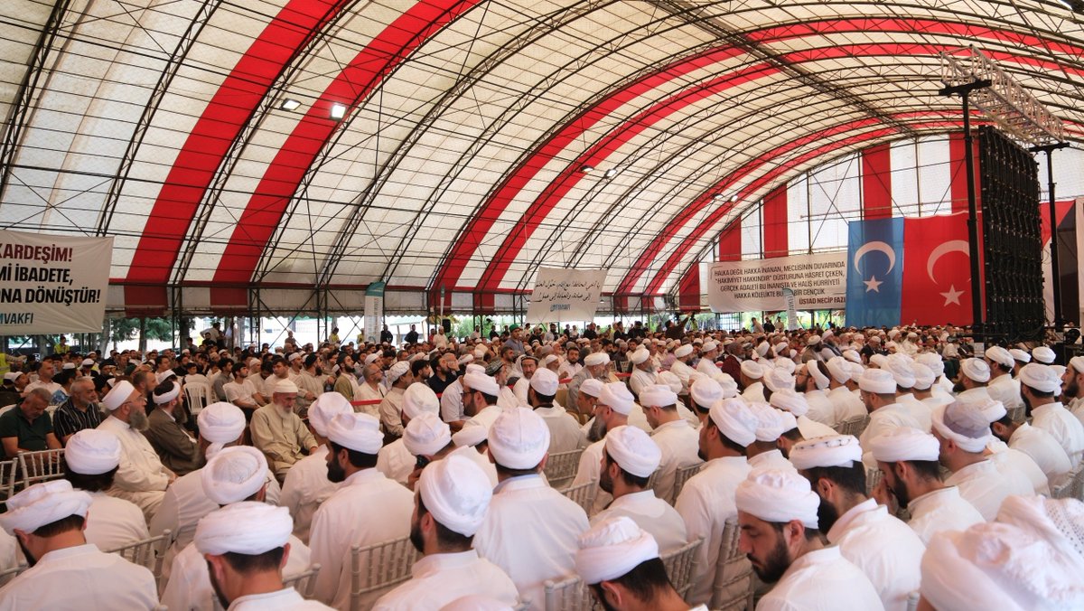 ihsanhocaresmi's tweet photo. Akademyayla medresenin,ilimle fikrin,imanla aksiyonun etle tırnak gibi olduğu İFAM İslam'ın cihan hakimiyetindeki vazifesini edaya taliptir. İcazetimize dünyanın farklı noktalarından katılan ulemaya,erkek ve hanım kardeşlerime teşekkür ederiz. Rabbim evlerinizden alim çıkarsın! https://t.co/gGZUvilxqg