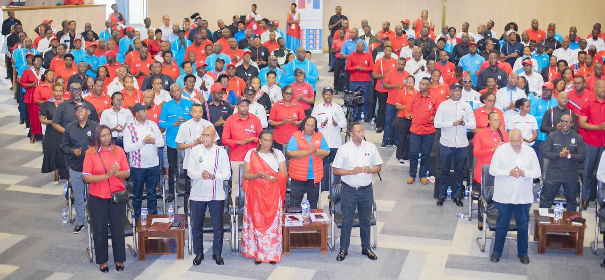 rpfinkotanyi's tweet photo. Uyu munsi, Umunyamabanga Mukuru Wungirije Hon. Gasana Stephen yitabiriye inteko rusange y’Umuryango FPR-Inkotanyi mu Ntara y’Amajyepfo yateraniye ku cyicaro cy’Umuryango muri iyo Ntara kiri mu karere ka Nyanza, ku nsanganyamatsiko igira iti “Umunyamuryango ushoboye gusigasira icyerekezo cy’Umuryango FPR-Inkotanyi mu myaka 30 iri imbere”. 

Mu ijambo rye, Hon. Gasana yashimiye Abanyamuryango bo mu Ntara y’Amajyepfo uruhare rwabo mu bikorwa bihindura imibereho y’abaturage no mu iterambere ry’Igihugu muri rusange. 

Yabasabye gukomeza gufasha abaturage guhindura imibereho yabo no kwimakaza umuco wo gushaka ibisubizo bigamije gukemura ibibazo bitandukanye duhura nabyo Kandi vuba. 

Hon. Gasana yibukije Abanyamuryango ko bagomba kugira umuhate wo gutanga serivisi neza no gukemura ibibazo by’abaturage aho bigaragara hose.

Yasabye intore z’Umuryango ko ntawe ugomba kugira ikibazo abona ko ari kinini cyamunanira kugicyemura akacyihererana kuko hari abandi, n’inzego ziteguye kumufasha.

Yasabye kandi ubufatanye bwa bose mu kurwanya ibiyobyabwenge n’inzoga zitujuje ubuziranenge kuko bibangamiye icyerekezo cyo kubaka umuturage ushoboye gusesengura ibibazo bye n’iby’ Igihugu akanagira uruhare mu gushaka ibisubizo.