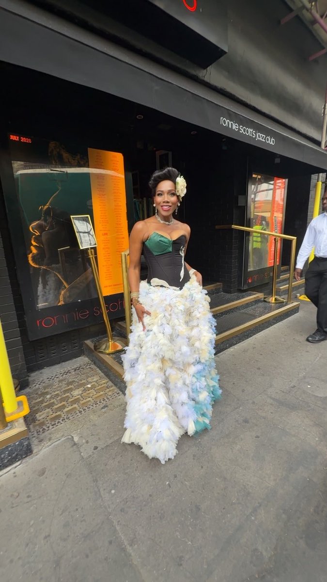 ninaspage's tweet photo. NINA KRISTOFFERSON SINGS BILLIE HOLIDAY - With HER WORLD CLASS JAZZ BAND @RonnieScotts what a blast we had. Thanks
⭐⭐⭐⭐⭐
So when I arrived I didn’t quite roll out of the taxi looking like this but celebrating #BillieHoliday 66 year of her passing
#ninakristofferson #jazz https://t.co/MhHr35T3q1