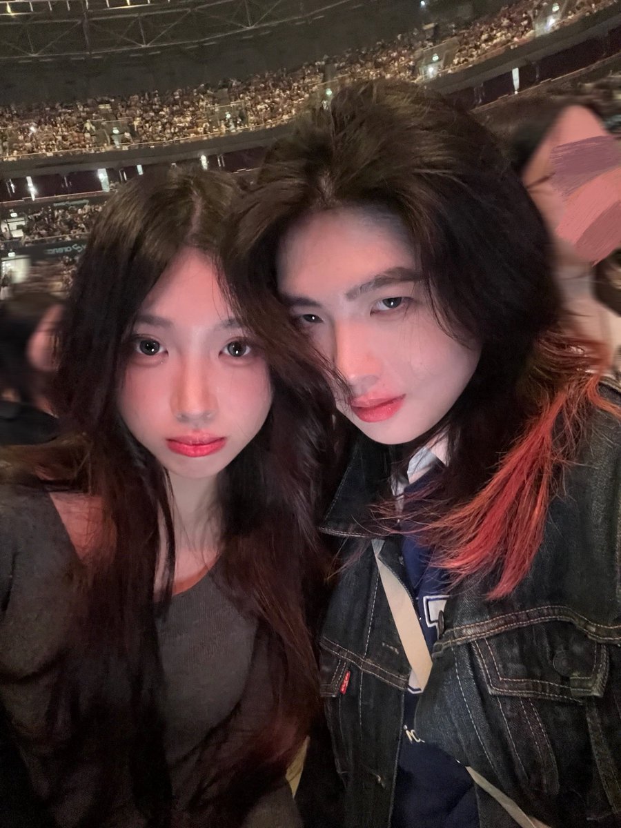 swuw99's tweet photo. 和老婆看第二次演唱会.. 非常开心和老婆能一起看laufey..非常无敌的幸福.. 每结束一首都转头向老婆讨亲亲… #le #wlw #laufey https://t.co/GO2FxcM9TV