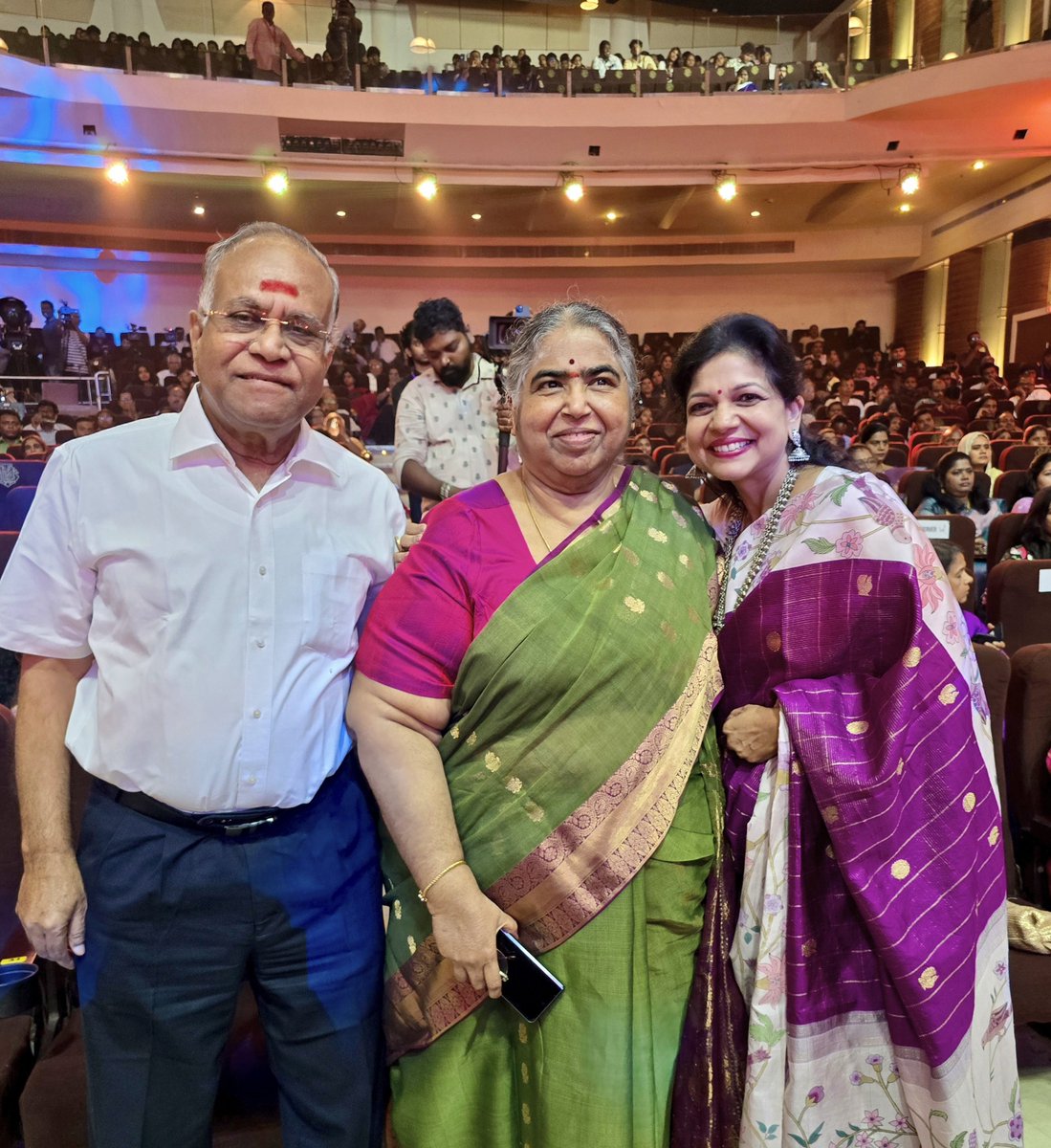 Sowmiyanbumani's tweet photo. சென்னையில் சக்தி மசாலா நிறுவனம் சார்பில் நடைபெற்ற "சுயசக்தி விருதுகள்" நிகழ்ச்சியில் பங்கேற்று, நிறுவனர் திரு.PC.துரைசாமி - சாந்தி துரைசாமி அவர்களின் திருக்கரங்களால் விருது பெற்ற மகிழ்ச்சிகரமான தருணம். உடன் எனது அன்புத் தோழி லட்சுமி ரவிச்சந்திரன் அவர்கள்.! https://t.co/MwA6xsJ0GO