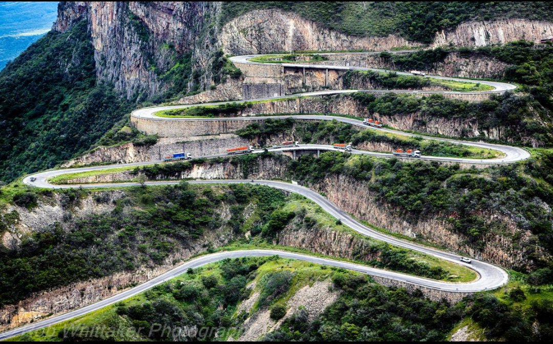 LusPedroecio's tweet photo. A Serra da Léba nunca deixa de impressionar 😍 Essa estrada em zigue-zague, construída na era colonial, liga o planalto ao litoral do Namibe a mais de 1900m de altitude. Um dos cartões postais mais icónicos de Angola 📸🇦🇴

#SerraDaLeba #Angola #Lubango https://t.co/JF3pEOGp1X