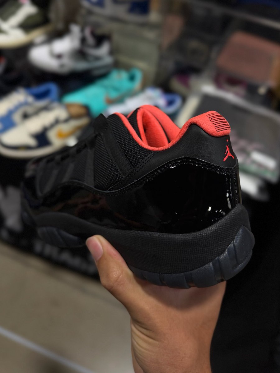 zSneakerHeadz's tweet photo. “Black/Infrared” Air Jordan 11 Low Samples 😳🌋 https://t.co/0z442naCE1