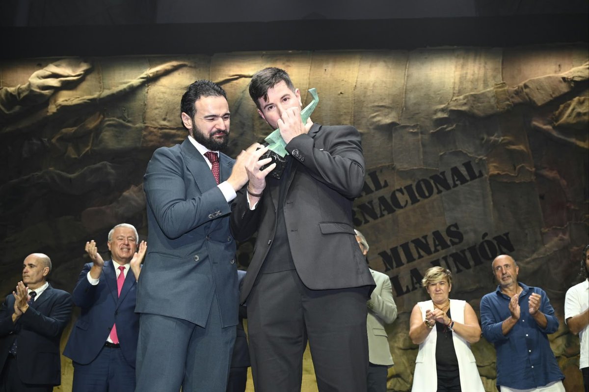 festcanteminas's tweet photo. ¡El Bordón se queda en La Unión!

El guitarrista unionense Pablo Barrionuevo se alza con el ‘Bordón Minero’ 2026 del Festival Internacional del Cante de las Minas.

Un premio que vuelve a manos de un guitarrista de La Unión 37 años después, desde que Antonio Muñoz Fernández https://t.co/P7YpnH6bKp