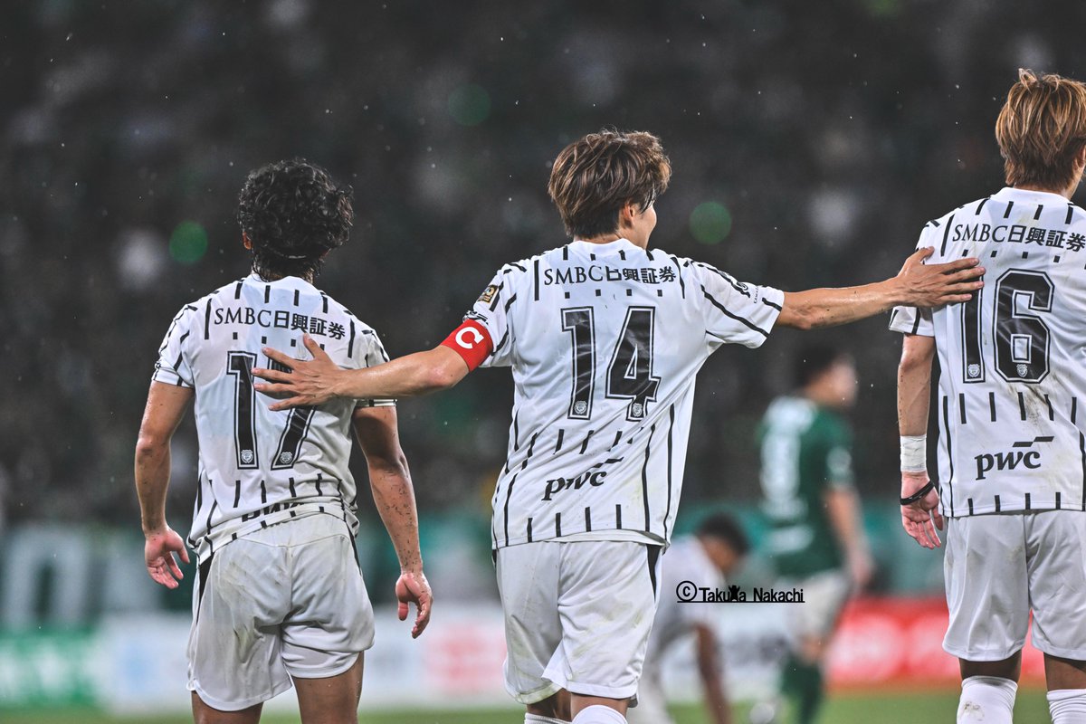 ikinikuishiro's tweet photo. #川崎フロンターレ の試合後の #脇坂泰斗 選手の４枚です。
1＆3：勝てずに落ち込む選手たちに率先して駆け寄っては引き起こして、
2：背中を押し、
4：サポーター挨拶後には最後まで手を叩いて感謝を表していました！
30周年キャプテン兼30周年プリンスに、次戦も期待です🔥 https://t.co/zKfo9fr4Zh