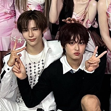 taro_sukki's tweet photo. 영원히 단체사진 옆자리인 조합
몰랐는데 저 크오 좋아하는 것 같아요... https://t.co/QZJ9KIAKUR