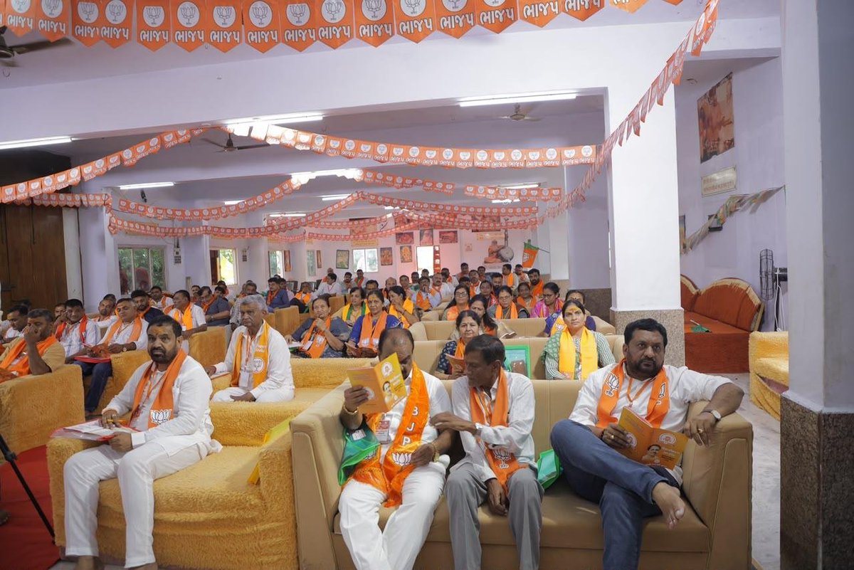 Kiritbhai_Patel's tweet photo. 📍 ભવનાથ (જુનાગઢ)

આજરોજ ભારતી આશ્રમ ભવનાથ (જુનાગઢ) ખાતે આયોજિત થયેલ જુનાગઢ જિલ્લા ના પ્રશિક્ષણ વર્ગમાં ભવનાથ મહાદેવ ના દર્શન કરી પ્રશિક્ષાર્થી તરીકે ઉપસ્થિત રહેલ. https://t.co/8ekXOGm1DU