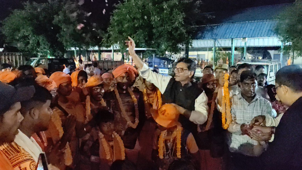 Dmpilibhit's tweet photo. आज नवीन मंडी में सावन माह के अवसर पर कांवड़ियों पर पुष्प वर्षा कर व्यवस्था का जायजा लिया तथा संबंधित अधिकारियों को दिशा निर्देश दिए।@UPGovt @ChiefSecyUP @CommissionerBa1 @InfoDeptUP @CMOfficeUP https://t.co/HNkbU3Rnoq