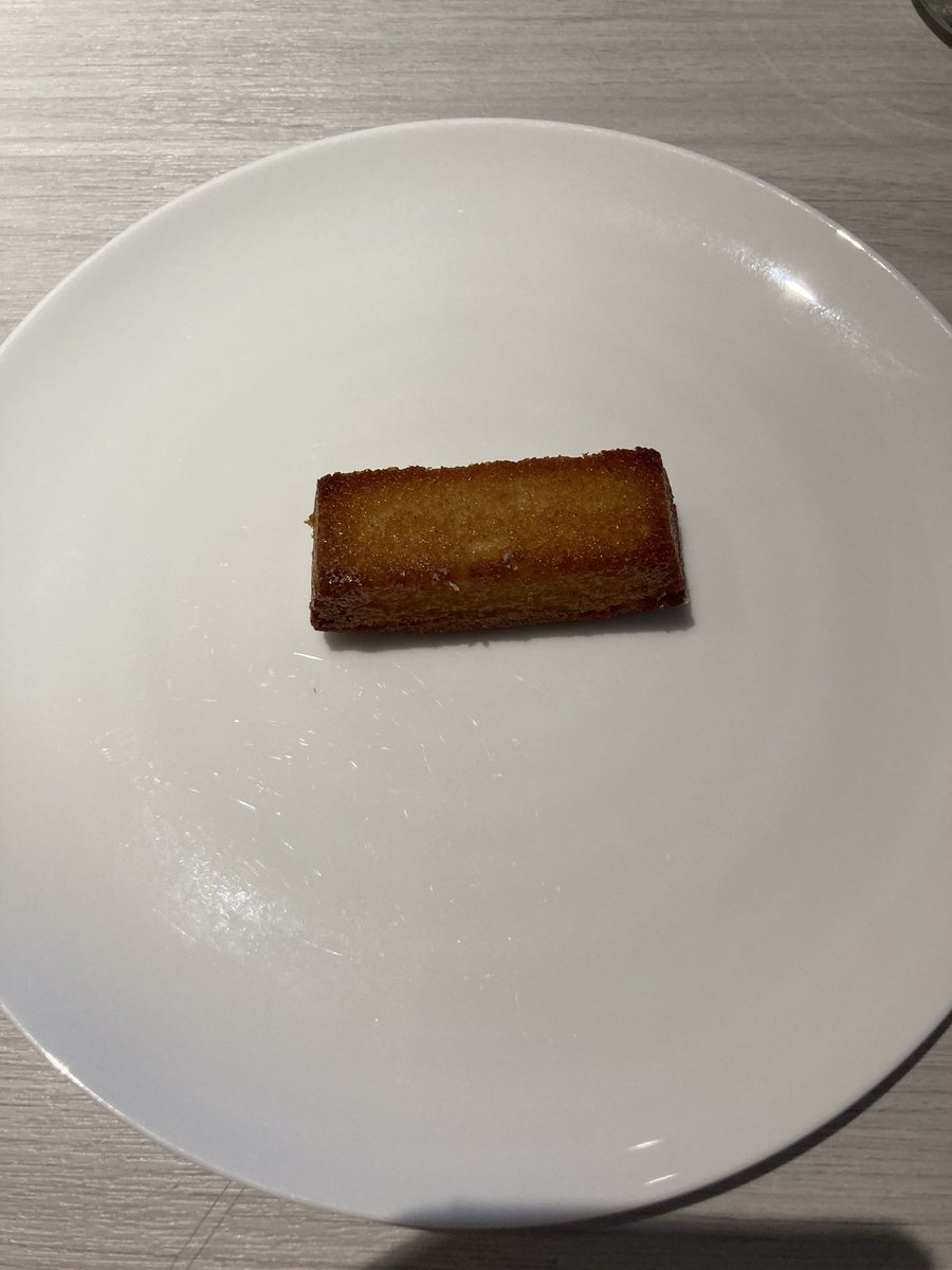 suica21's tweet photo. やっぱヒルトンはスイ〜ツも美味しい。4枚目は美味しくて2周目の前菜 https://t.co/6gIhud8sql