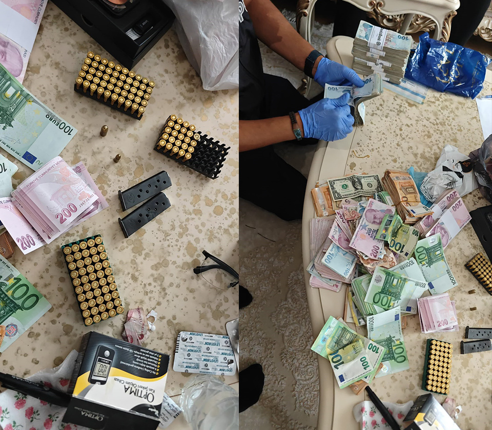 ntv's tweet photo. ULTRAASLAN LİDERİ GÖZALTINDA
Evinden yüklü miktarda para, silah, çok sayıda mermi ve 4 çelik yelek çıktı

https://t.co/uAl7tPks8L

Foto: DHA https://t.co/xoRzdeN231