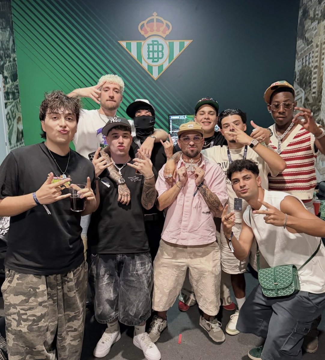 Kappah20's tweet photo. 𝓓𝓮𝓼𝓭𝓮 𝓪𝓫𝓪𝓳𝓸 𝓱𝓪𝓼𝓽𝓪 𝓪𝓻𝓻𝓲𝓫𝓪, 𝓼𝓲𝓮𝓶𝓹𝓻𝓮 𝓬𝓸𝓷 𝓵𝓸𝓼 𝓶í𝓸𝓼. 🥷🏽👑🤝🏽 https://t.co/Ugf7DBXrux