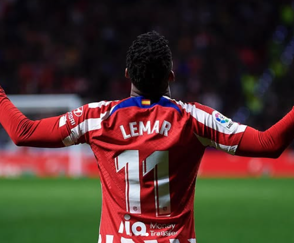 SpidyAtletico's tweet photo. ✅⁉️ Aquí tenemos 4 figuras que tienen su futuro ahora mismo con una incógnita. Formáis parte del cuerpo técnico de Simeone. ¿Qué harías? (Mínimo os tenéis que quedar con 2, y sacar a 1) 

🇫🇷 Lemar: Me vais a llamar de todo, pero los 2 últimos partidos, el francés ha demostrado que sigue teniendo calidad y ha generado varias ocasiones con tremenda facilidad, yo me lo quedaba por lo que pueda pasar, pero como colchón, nunca como primera opción.

🇪🇸 Mendoza: No sé si soy poco objetivo, pero este chaval a mi me convence, me gusta, tiene carácter, va a por la pelota, y tiene detalles de mucha calidad que todavía tiene que seguir explotando, pero quiero que lo haga en el Atleti.

🇪🇸 Arnau, en dos ratos ha sido el jugador que mas tiros ha hecho hoy en el partido, habiendo jugado menos que otros. No me sobra. Me lo quedo. 

🇲🇽 Obed, tiene futuro, me gusta mucho, pero en el contexto actual del Atleti, ahora mismo va a jugar poco, muy poco, creo que lo mejor es una cesión para que coja mas minutos. Y lo mandaba además a un equipo como el Getafe. 

Decirme vosotros 👀
