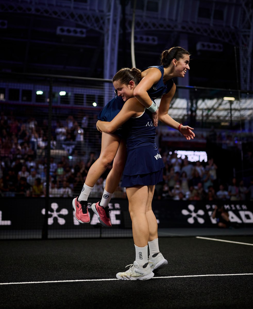 Osasuna's tweet photo. 🥇🏆

¡Queremos felicitar a la navarra Martina Calvo por haberse proclamado campeona del London P1, convirtiéndose en la jugadora más joven de la historia en ganar un torneo de @premierpadel! 

¡Enhorabuena, campeona! Zorionak!

📸 @premierpadel https://t.co/uU5m3xu97d