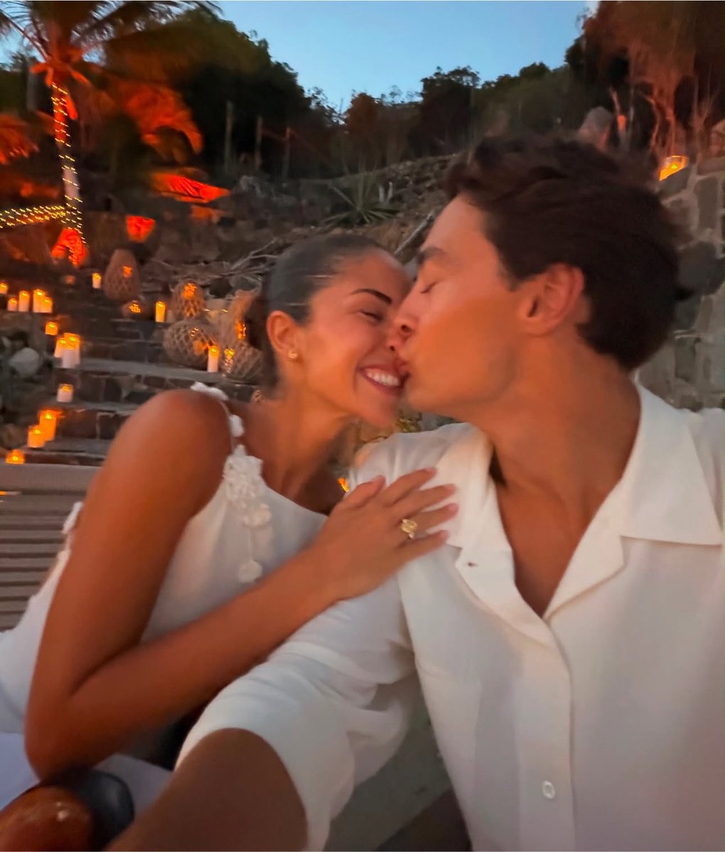 russellatte's tweet photo. he proposed so romantically and the ring is gorgeous oh i'd expect nothing less from my goat george russell https://t.co/WnyKmb88Ns