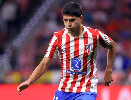 SpidyAtletico's tweet photo. ✅⁉️ Aquí tenemos 4 figuras que tienen su futuro ahora mismo con una incógnita. Formáis parte del cuerpo técnico de Simeone. ¿Qué harías? (Mínimo os tenéis que quedar con 2, y sacar a 1) 

🇫🇷 Lemar: Me vais a llamar de todo, pero los 2 últimos partidos, el francés ha demostrado que sigue teniendo calidad y ha generado varias ocasiones con tremenda facilidad, yo me lo quedaba por lo que pueda pasar, pero como colchón, nunca como primera opción.

🇪🇸 Mendoza: No sé si soy poco objetivo, pero este chaval a mi me convence, me gusta, tiene carácter, va a por la pelota, y tiene detalles de mucha calidad que todavía tiene que seguir explotando, pero quiero que lo haga en el Atleti.

🇪🇸 Arnau, en dos ratos ha sido el jugador que mas tiros ha hecho hoy en el partido, habiendo jugado menos que otros. No me sobra. Me lo quedo. 

🇲🇽 Obed, tiene futuro, me gusta mucho, pero en el contexto actual del Atleti, ahora mismo va a jugar poco, muy poco, creo que lo mejor es una cesión para que coja mas minutos. Y lo mandaba además a un equipo como el Getafe. 

Decirme vosotros 👀