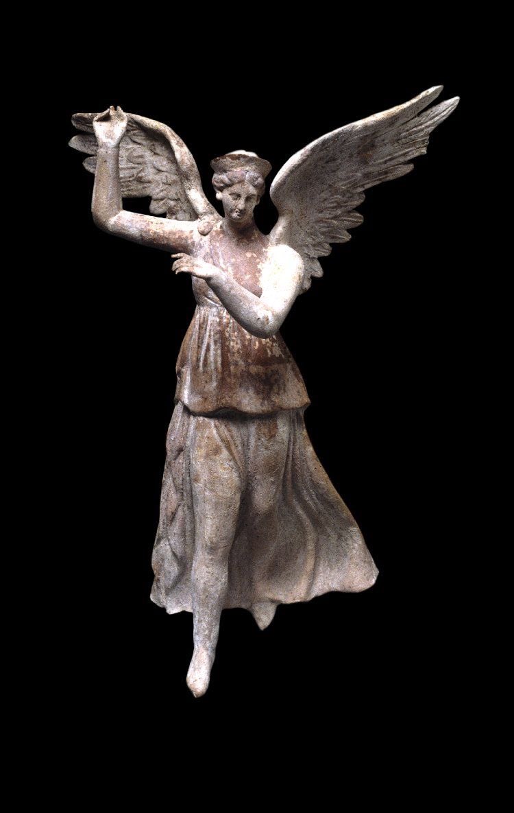 clasicasIEDA's tweet photo. Estatuilla de terracota helenística de la diosa griega Niké (la Victoria alada), datada alrededor del siglo II a. C. y procedente de Myrina (en la actual Turquía). https://t.co/HDFZp8TRdT