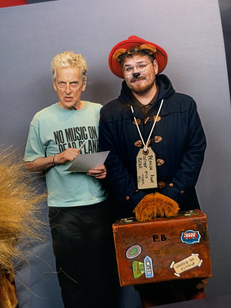 Aaroonio's tweet photo. Mr Curry x Paddington together again!
@comconwales #PeterCapaldi #Paddington https://t.co/Bs5K7ppBwa
