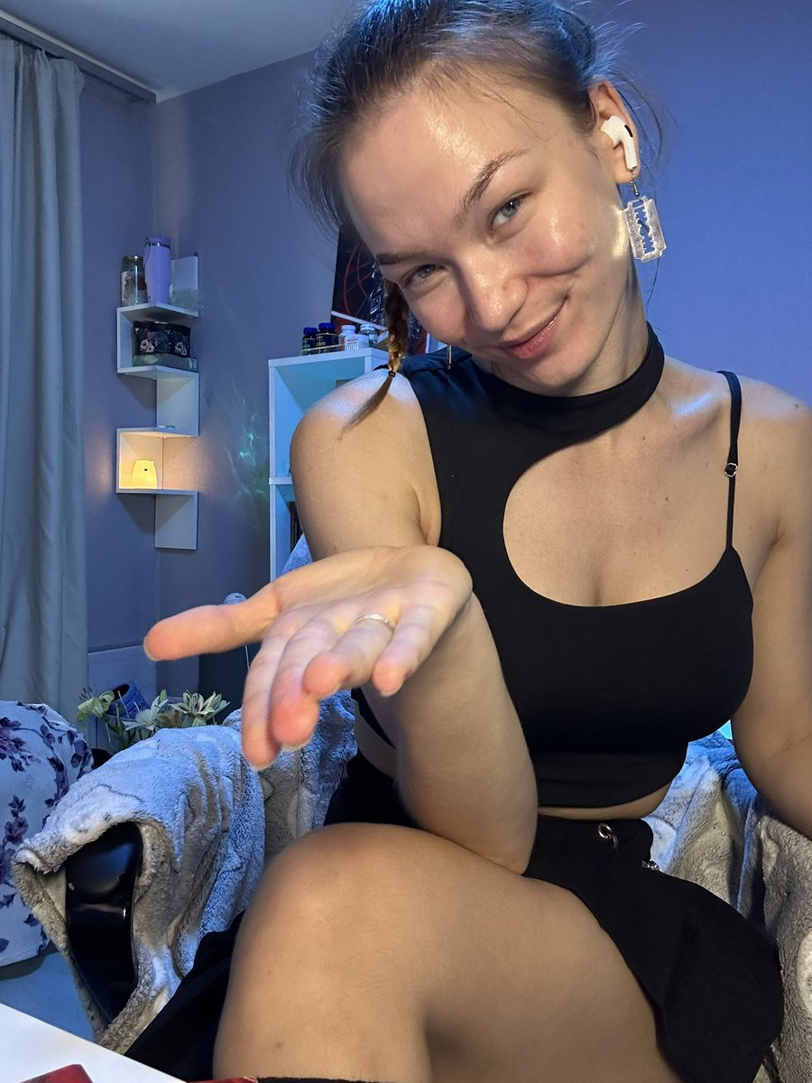 DiviNattaTTV's tweet photo. I want to stream so badly 😭😭😭😭😭😭😭😭😭😭 like to drain you🤩 https://t.co/fgMcjxJuiu