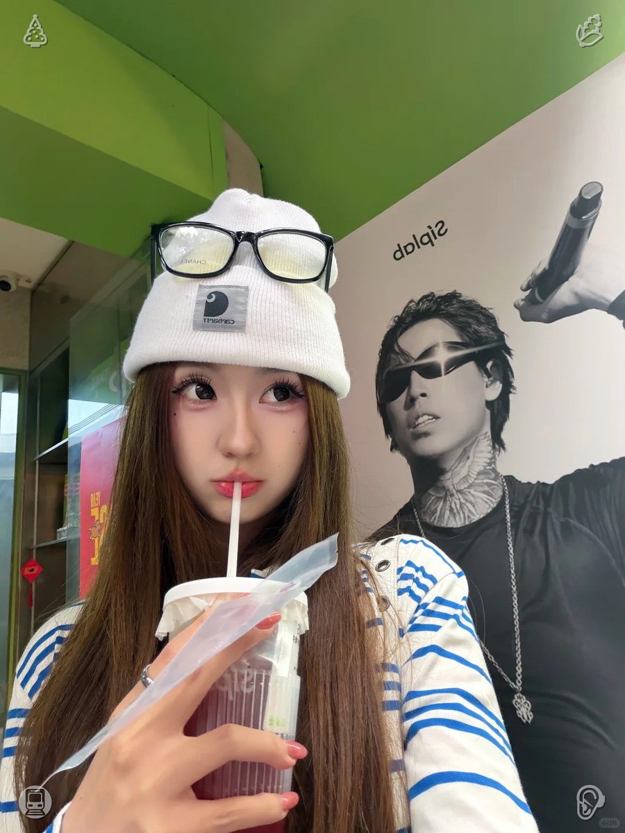 AmyJc0310's tweet photo. On Tuesday morning, I arise feeling revitalized and eager to take on the day. I prepare my pre-exercise snack, lace up my sneakers, and set off for my early jog. 🧥Parrot Walk The parrot is vivid. https://t.co/0z8mJS3XQi