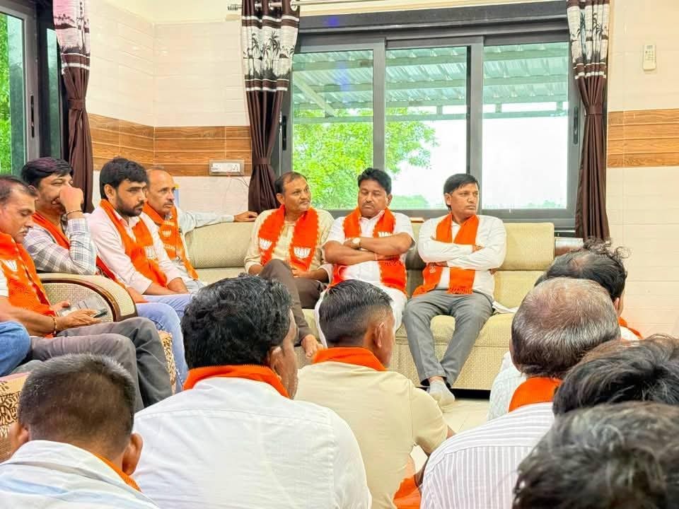 Sabavadipak's tweet photo. 🇮🇳 હર ઘર તિરંગા અભિયાન – 2026 🇮🇳

ભારત��ય જનતા પાર્ટી, *રાણપુર ગ્રામ્ય મંડળ દ્વારા આયોજિત  *“હર ઘર તિરંગા અભિયાન – 2026”*અને સંત શિરોમણી રવિદાસજી ૬૫૦મી  જન્મ જયંતી નિમિત્તે ગ્રામ પંચાયત માં કળશ યાત્રા યોજવી તેને સફળ બનાવવા માટે યોજાયેલી મહત્વપૂર્ણ બેઠકમાં https://t.co/XnYFQdhF0p