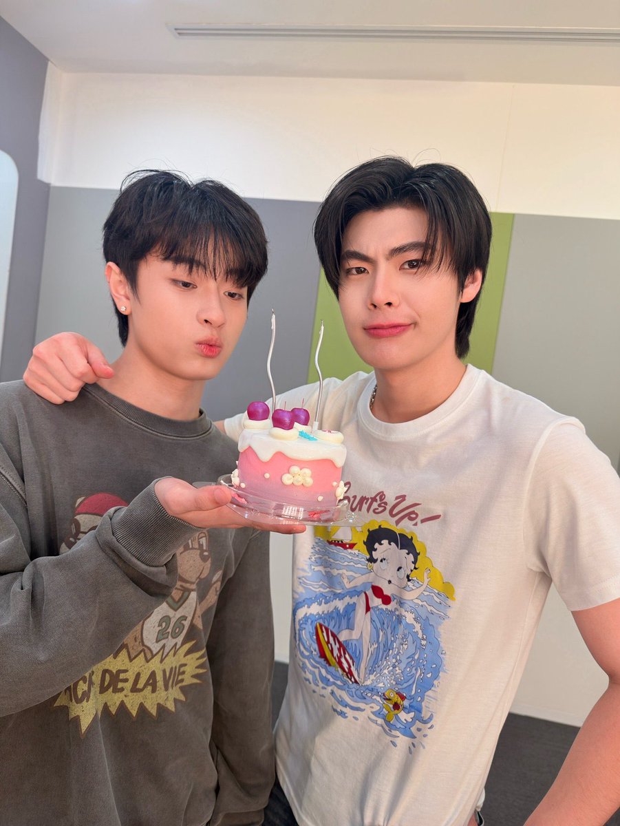 hubboyslove's tweet photo. FOFOS! Hoje é aniversário de 21 anos do Thee e Wave o surpreendeu com um bolinho. https://t.co/QJgO5jP5i2