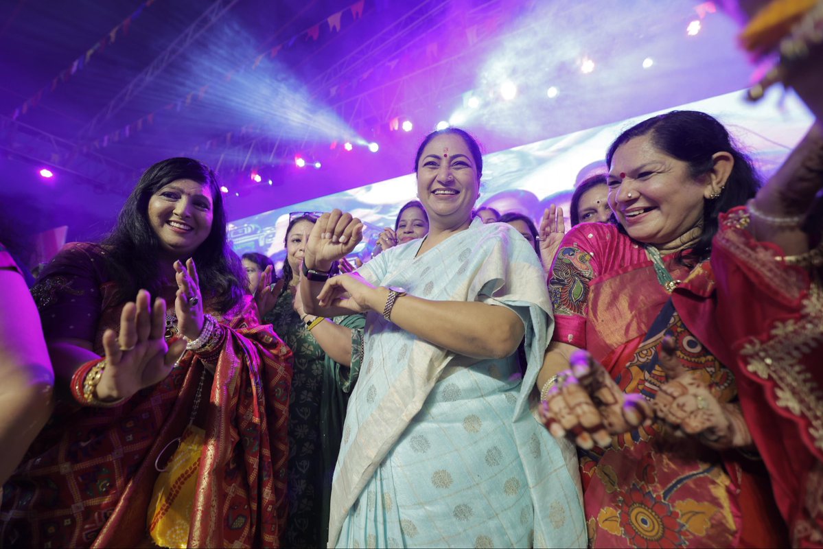 gupta_rekha's tweet photo. आज पीतमपुरा दिल्ली हाट में बहनों के साथ तीज का उत्सव मनाया तो लगा जैसे पूरा दिल्ली परिवार आनंद, आस्था और अपनत्व के एक ही रंग में रंग गया हो।

तीज हमारी संस्कृति के सुंदर रंगों को जीवंत करती है, जिन्हें हमारी नारी शक्ति ने पीढ़ियों से सहेजकर रखा है।

सभी को तीज की हार्दिक शुभकामनाएं। आपके जीवन में सुख, सौभाग्य और उत्सव का यह रंग सदैव बना रहे।

इस अवसर पर दिल्ली भाजपा प्रदेश उपाध्यक्ष श्री राजेश भाटिया जी, विधायक श्री राजकुमार भाटिया जी, श्री तिलक राम गुप्ता जी, श्रीमती पूनम शर्मा जी सहित बड़ी संख्या में बहनें उपस्थित रहीं।

@rajeshbhatiabjp 
@rajbhatia_bjp 
@PunamSharmaBjp 

#Teej2026