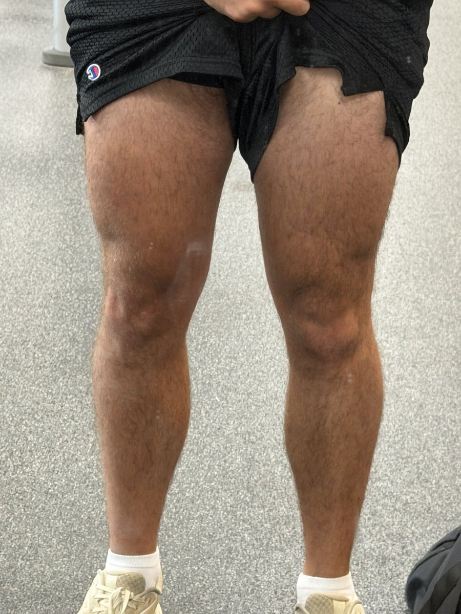 airgrayson_'s tweet photo. not leg day but the quad definition slowly getting back to a good level https://t.co/Ig9IcsC3zR