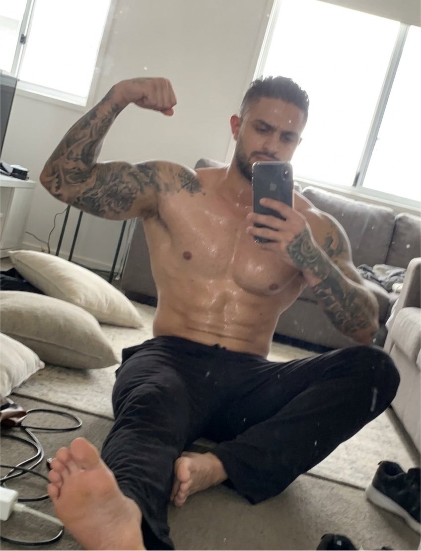 Alphachase12's tweet photo. Get that tongue out and clean this fucking foot

#Findom #cashslave #feet #findom https://t.co/jf5Aev6bBH