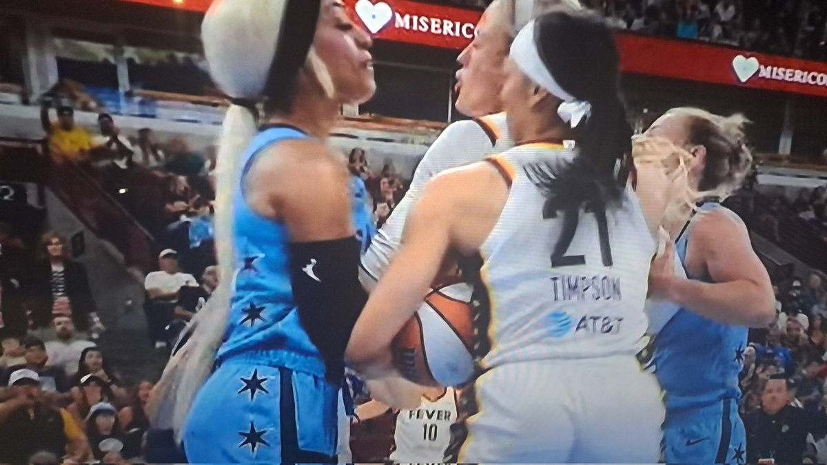 wareship2000's tweet photo. @_girltalk Saw It In #RealTime #IndianaFever #ChicagoSky #Flagrantfoul2 #FoSho #SophieCunningham Took It Like A #Champ #MuchRespect https://t.co/Aad0ahIBlM