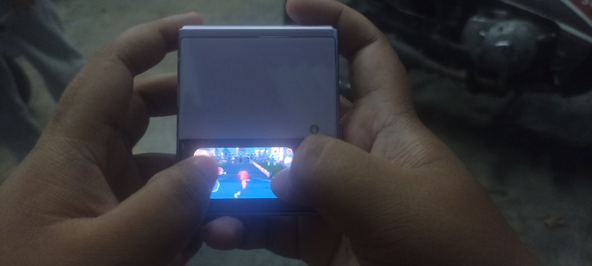 69thUsman's tweet photo. Someone decided playing Holodori in the Samsung Z flip cover

#holodori https://t.co/orgtj1mHUH