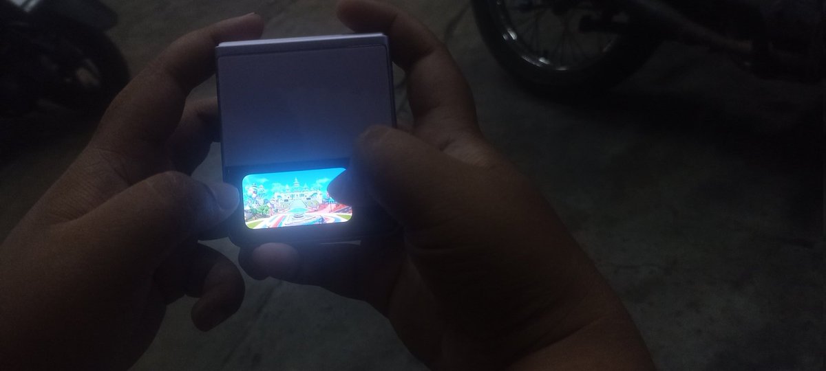 69thUsman's tweet photo. Someone decided playing Holodori in the Samsung Z flip cover

#holodori https://t.co/orgtj1mHUH