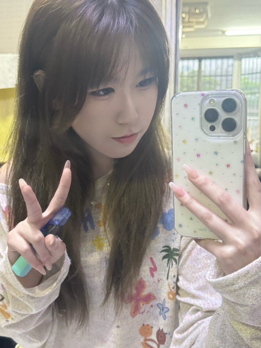 Chi777gu's tweet photo. 一个女孩拿着鸭嘴兽对镜拍 https://t.co/x22QAMWSGM