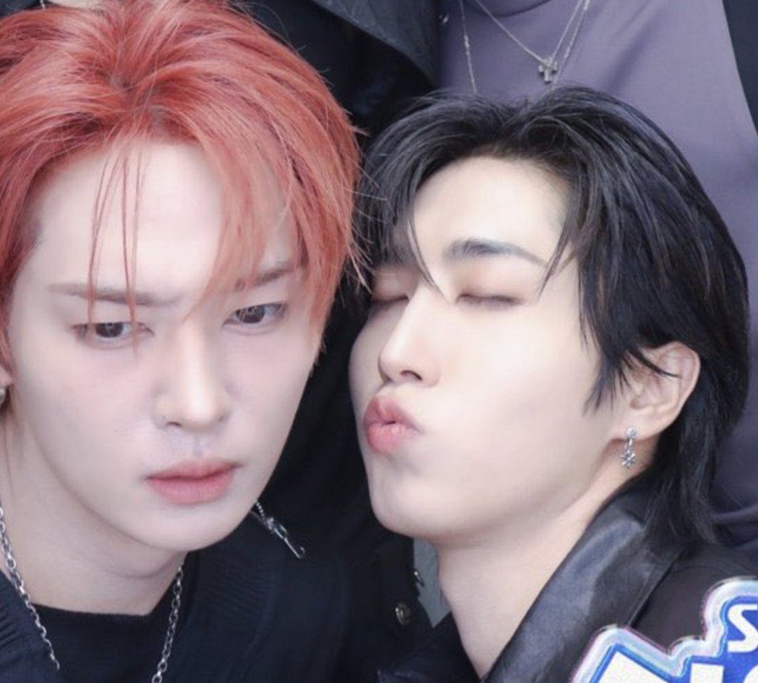 Iinosji's tweet photo. how am i ever even supposed to be normal about them when they keep acting progressively more boyfriends and in love with each other #pleasehelpme https://t.co/wID5R7P6M4