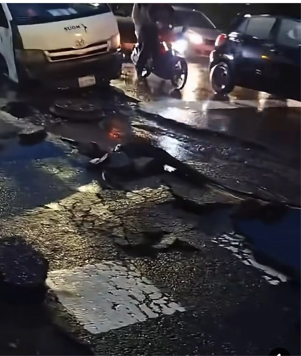 MaTere_Mendoza's tweet photo. Se fue el mundial pero los baches se quedaron … Picacho Ajusco, donde desde hace mucho gobiernan los de la “transformación”. https://t.co/aeJIkmHeYq