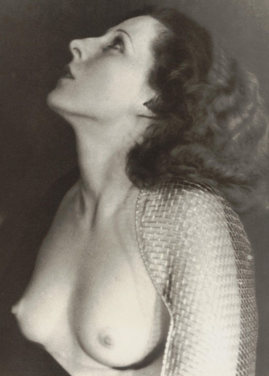 Ttalindeyzac's tweet photo. ‘Nude with Mire Mesh Sabre Guard’,
Lee Miller, 1931 https://t.co/3g5aSSMkS9