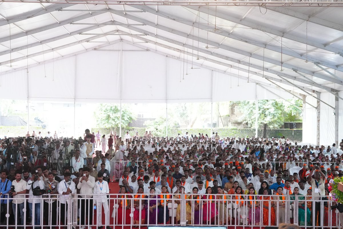 CMOMaharashtra's tweet photo. सांस्कृतिक वैभव, आधुनिक सुविधा आणि गतिमान विकासाद्वारे कोल्हापूरची गरुड झेप!

मुख्यमंत्री देवेंद्र फडणवीस यांच्या हस्ते आज कोल्हापूरमधील ₹1850 कोटींच्या विविध वास्तूंचे भूमिपूजन, विकास कामांचे उदघाटन व लोकार्पण संपन्न झाले. कोल्हापूर शहराला अधिक सुनियोजित करण्यासाठी टप्प्याटप्प्याने आवश्यक त्या सर्व सोयीसुविधा देण्यात येतील, असे मुख्यमंत्री देवेंद्र फडणवीस यांनी यावेळी सांगितले. 

संगीतसूर्य केशवराव भोसले नाट्यगृह संपूर्ण महाराष्ट्राचा मानबिंदू आहे, कोल्हापूरच्या देदिप्यमान नाट्यपरंपरेमध्ये या नाट्यगृहाचा फार मोठा इतिहास आहे. 14 ऑगस्ट 1915 रोजी छत्रपती राजाराम महाराज यांच्या हस्ते त्याचे उदघाटन झाले. पूर्वी 'पॅलेस थिएटर' म्हणून संबोधल्या जाणाऱ्या या नाट्यगृहाला 1957 पासून 'संगीतसूर्य केशवराव भोसले नाट्यगृह' म्हणून ओळखले जाऊ लागले. दुर्दैवाने 2 वर्षांपूर्वी या नाट्यगृहाला लागलेल्या आगीनंतर राज्य सरकारने या नाट्यगृहाची पुन्हा उभारणी करण्यासाठी तात्काळ निधी दिला. आधीचे बाह्यस्वरुप जतन करत वारसामूल्य जपून अत्यंत चांगल्या प्रकारे या नाट्यगृहाचे पुनर्निर्माण करण्यात आले आहे, असे मुख्यमंत्री देवेंद्र फडणवीस यांनी सांगितले.

कोल्हापूरमध्ये खऱ्या अर्थाने संगीतसूर्य केशवराव भोसले यांचे योगदान कोणी विसरू शकत नाही, असे सांगून मुख्यमंत्री फडणवीस म्हणाले, संगीत मानापमान या नाटकामधील बालगंधर्व आणि केशवराव भोसले यांच्यातली जुगलबंदी ही मराठी संगीत नाटकाच्या इतिहासातील एक मर्मबंधाची ठेव आहे. संगीतसूर्य केशवराव भोसले यांच्या नावाच्या नाट्यगृहाने संगीत, शास्त्रीय संगीत, लोकनाट्य, लावणी, पोवाडा, तमाशा, दशावतार अशा आपल्या संस्कृतीचा महत्त्वाचा भाग असलेल्या बाबी पाहिल्या आहेत. या नाट्यगृहाच्या विस्तारीकरणासाठी आवश्यक त्या बाबी करण्यात येतील, असेही मुख्यमंत्री म्हणाले. 

नाट्यचळवळ, रंगभूमी असो किंवा चित्रपट या सर्व बाबींमध्ये कोल्हापूरचे मोठे योगदान नमूद करून मुख्यमंत्री फडणवीस यांनी बाबूराव पेंटर, भालजी पेंढारकर, व्ही. शांताराम यांनी कोल्हापूरला एक वेगळी ओळख निर्माण करुन दिली असल्याचे स्पष्ट केले. पंडित विष्णू पलुसकर, दिगंबर पलुसकर, सुधीर उर्फ बाबूजी फडके, सुरेश वाडकर, वामनराव सडोलीकर असे अनेक दिग्गज गायक हे कोल्हापुरातले. पिराजीराव सरनाईक, अरुण सरनाईक, रमेश देव हे कलावंत याच कोल्हापुरातले. भारताला पहिल्यांदा ऑस्कर मिळवून देणाऱ्या वेशभूषाकार भानू अथय्या यांचीही कर्मभूमी कोल्हापूर शहर राहिली आहे, असे सांगून संगीतसूर्य केशवराव भोसले यांच्या नावाने असलेल्या या नाट्यगृहाचे पुन्हा एकदा नवनिर्मित रूपात उदघाटन होत असल्याबद्दल मुख्यमंत्री फडणवीस यांनी आनंद व्यक्त केला.

करवीर निवासिनी श्री क्षेत्र महालक्ष्मी अंबाबाई मंदिर येथे दर्शनासाठी देशभरातून भाविक येत असतात. या मंदिर परिसराच्या विकासाचे भूमिपूजन नुकतेच करण्यात आले असून निश्चित वेळेत ते काम पूर्ण करण्यात येईल, असे सांगून मुख्यमंत्री फडणवीस म्हणाले, कोल्हापूरमध्ये उच्च न्यायालयाचे सर्किट बेंच आले असून त्यासाठी शेंडा पार्क येथे 75 एकर जागा दिली आहे. या न्यायालयामुळे शहरात मोठ्या प्रमाणात नागरिक येणार आहेत. शेंडा पार्क येथे आयटी पार्क, कन्व्हेन्शन सेंटर ठिकाणी करतो आहोत या सर्व बाबींमुळे कोल्हापूरच्या विकासाला गती मिळणार असून त्यासाठी शहराच्या हद्दवाढीची गरज आहे. नव्याने हद्दवाढीमध्ये समावेशित कराव्या लागणाऱ्या नागरिकांच्या सर्व अडचणी शंभर टक्के सोडविण्यात येतील, असा विश्वासही मुख्यमंत्री फडणवीस यांनी यावेळी व्यक्त केला.

सीपीआर म्हणजेच छत्रपती प्रमिलाराजे सर्वोपचार रुग्णालयाचे वारसा स्वरुप जतन करून चांगल्या प्रकारे पुनरुज्जीवन करण्यात आले आहे, असे सांगून मुख्यमंत्री फडणवीस म्हणाले, येथे 8 मॉड्युलर थिएटर्स असलेल्या ऑपरेशन थिएटर्सचे आधुनिकीकरण करण्यात आले आहे. चांगला मॉड्युलर बर्न वॉर्ड तयार झालेला आहे. 30 मॉड्युलर बेडचा अपघात विभाग, डायलिसिसची सुविधा आदी अनेक गोष्टींमुळे कोल्हापूरच्या आरोग्य सेवेमध्ये गुणात्मक बदल होत आहे. आता शेंडा पार्कमध्ये देखील 600 बेड सर्वोपचार रुग्णालय करण्यात येणार असून 250 बेडचे कर्करोग रुग्णालय आणि 250 बेडच्या सुपर स्पेशालिटी रुग्णालयाचा यात समावेश आहे. राजर्षी छत्रपती शाहू महाराज यांच्या काळामध्ये ज्याप्रमाणे सर्वात चांगली आरोग्याची व्यवस्था ही कोल्हापूरला उभी झाली होती, त्याकडे आता पुन्हा कोल्हापूरने वाटचाल सुरू केलेली आहे, असेही मुख्यमंत्री फडणवीस यांनी सांगितले.

आपल्यासाठी 24 तास काम करणाऱ्या पोलिसांसाठी चांगल्या प्रकारची घरे असावीत ही भूमिका घेऊन राज्य सरकार काम करत असून महाराष्ट्रामध्ये पोलिसांकरता 50,000 घरांचे नियोजन केले आहे. कोल्हापूर येथील पोलिसांसाठी घराची 17 मजली सुंदर इमारत तयार झाली आहे. जवळपास 204 सदनिका छत्रपती महाराणी ताराराणी पोलीस गृहसंकुलात तर इचलकरंजीमध्ये 210 सदनिका अशा जवळपास 414 सदनिका पोलिसांकरता आज या जिल्ह्यामध्ये आपण उपलब्ध करून दिल्या आहेत, असे सांगून मुख्यमंत्री फडणवीस म्हणाले, कोल्हापूर हे कुस्तीचे माहेरघर आहे. मात्र, फुटबॉल, हॉकी आणि क्रिकेट खेळाचे प्रेमीही येथे आहेत. त्यामुळे केंद्र शासनाच्या खेलो इंडिया योजनेतून व महानगरपालिकेच्या निधीतून ₹6 कोटी 96 लाखांतून मेजर ध्यानचंद हॉकी स्टेडिअममध्ये एस्ट्रोटर्फ मैदान विकसित केले आहे. राज्य व आंतरराष्ट्रीय पातळीवरील हॉकीच्या स्पर्धा कोल्हापुरात घेता येईल. तसेच कोल्हापूरला क्रिकेटचे स्टेडिअम बांधण्याकरता जागा उपलब्ध करून दिली आहे. यासाठी बीसीसीआयला विनंती केली असून देशातील आधुनिक आणि उत्तम दर्जाचे क्रिकेट स्टेडिअम बांधण्यात येईल आणि फुटबॉल खेळासाठीही आवश्यक ते प्रयत्न करण्यात येत असल्याचे मुख्यमंत्री फडणवीस यांनी नमूद केले.

कोल्हापूर आणि सांगलीमध्ये आलेल्या पुरामुळे लोकांचा आक्रोश आणि नुकसान आम्ही पाहिल्याचे सांगून मुख्यमंत्री देवेंद्र फडणवीस म्हणाले, या समस्येवर मात करण्यासाठी जागतिक बँकेच्या सहाय्याने पुराच्या पाण्यावर उपाययोजना करण्यासाठी महाराष्ट्र रेझिलिएन्स डेव्हलपमेंट प्रोग्राम (एमआरडीपी) तयार केला. यापूर्वी रखडलेल्या या प्रकल्पाला पुन्हा या सरकारने ‘मित्रा’च्या (महाराष्ट्र इन्स्टिट्यूशन फॉर ट्रान्स्फॉर्मेशन) माध्यमातून मान्यता मिळवली असून केवळ कोल्हापूर आणि सांगली शहरच नव्हे तर या भागातील संपूर्ण पाणलोट क्षेत्रावर पूरनियंत्रणाच्या दृष्टीने काम करण्यात येणार आहे. या प्रकल्पांतर्गत पुराचे वाहून जाणाऱ्या अतिरिक्त पाण्यापैकी सुमारे 35 ते 40 टीएमसी पाणी आता डायव्हर्शन कॅनलने पश्चिम महाराष्ट्रातील दुष्काळी तालुक्यांना आणि पुढे उजनी धरणात आणि पुढे मराठवाड्यामध्ये नेण्यात येणार असल्याचे सांगितले. यावेळी राजर्षी छत्रपती शाहू महाराज यांचे समाधी स्थळ, रंकाळा तलावातील संगीत कारंजे, करवीर निवासिनी श्री क्षेत्र महालक्ष्मी अंबाबाई मंदिर परिसरात बहुमजली पार्किंग, सांडपाणी प्रक्रिया प्रकल्प एमआरडीपी अंतर्गत ₹484 कोटींचे रस्ते व नागरी सुविधा, मेकॅनिकल पार्किंग यासह विविध कामांचे लोकार्पणही या कार्यक्रमामध्ये झाले.

यावेळी विधानसभा अध्यक्ष ॲड. राहुल नार्वेकर, उपमुख्यमंत्री सुनेत्रा अजित पवार, मंत्री चंद्रकांत पाटील, मंत्री प्रकाश आबिटकर, राज्यमंत्री माधुरी मिसाळ, खासदार धनंजय महाडिक, कोल्हापूरच्या महापौर रुपाराणी निकम व इतर मान्यवर उपस्थित होते.

@Dev_Fadnavis @rahulnarwekar @SunetraA_Pawar @ChDadaPatil @abitkar_prakash @madhurimisal @dbmahadik @KolhapurKmc
#Maharashtra #DevendraFadnavis #KolhapurMunicipalCorporation