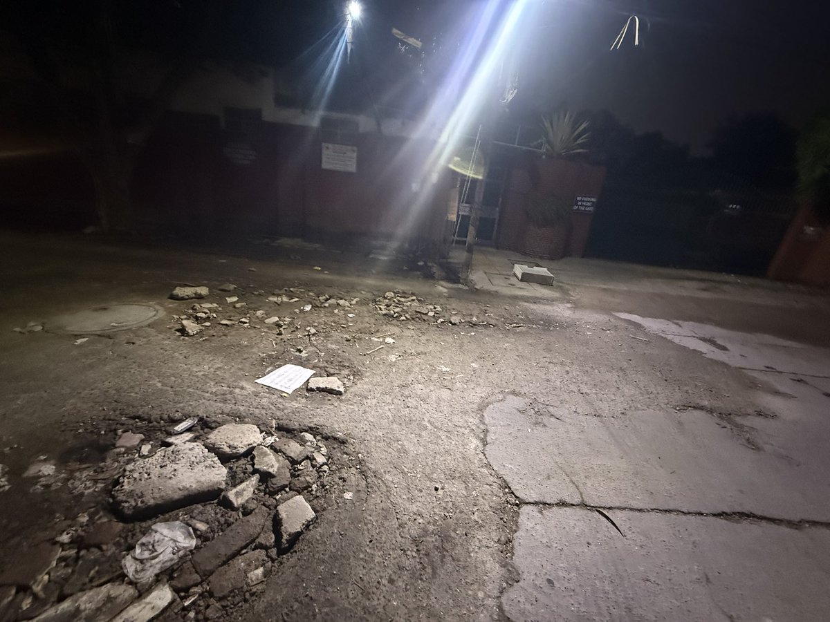 Sanjay_MK28's tweet photo. 🚨🚨ATTENTION ⬇️⬇️🚨🚨

This is the current situation on a main road in Preet Vihar, East Delhi. Potholes have worsened after the rain, making them extremely dangerous. A school is on this road where children travel daily. If any mishap happens, who will take responsibility? https://t.co/6BlzP0fbe5