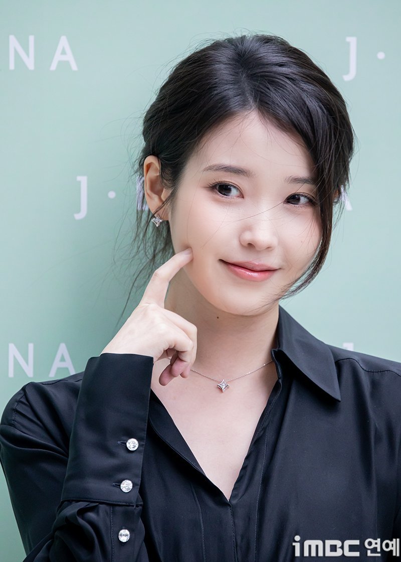 miraliyana's tweet photo. My main motivation for iMBC award is because their press photos of IU always so pretty haha 🥰 (ok, not always but most of them are 😆) https://t.co/yZAOqwCpoV