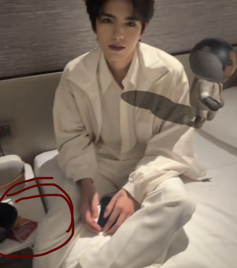 ac4i_'s tweet photo. we should be worrying about their health and privacy instead of overthinking every little thing and making up weird assumptions❗️

— #ollie #shuyuan #tianyuan https://t.co/DYQ9vft788