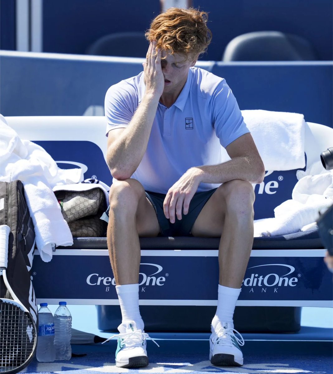 TheTennisLetter's tweet photo. BREAKING:

Jannik Sinner has withdrawn from Cincinnati due to a right knee injury. 

Terrible news ahead of the last Slam of the year. 

He’s had an incredible season…

Hopefully he’s able to get back to full health in time for the US Open. 

🇮🇹❤️‍🩹 https://t.co/mQC3Gjgi5w