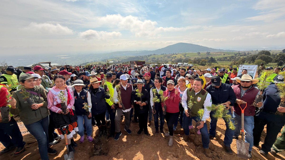 SEGOB_mx's tweet photo. Como parte de la #JornadaNacionalDeReforestación, comunidades, instituciones, gobiernos y ciudadanía, participan este 9 de agosto, en la meta de plantar 6.6 millones de árboles y plantas para fortalecer la restauración ambiental de #México.

¡Juntos construimos un #México más verde! 🌱🌳