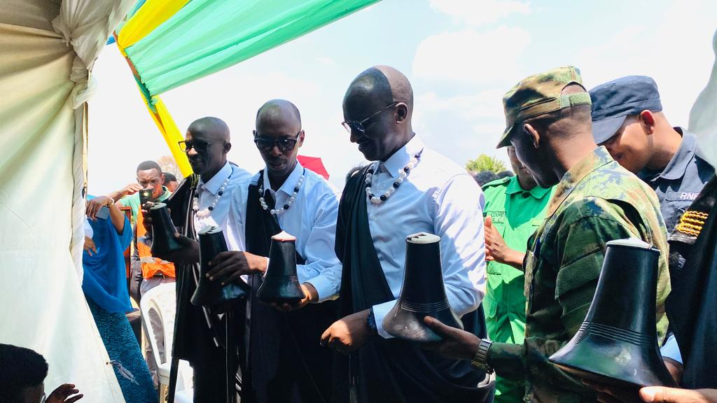 NdegoSectorK's tweet photo. Muri uwo muhango abana bahawe amata ndetse abatishoboye batahiriwe n'ibihe bararemerwa bahabwa inka,amatungo magufi n'imyaka https://t.co/iZ50XbwF8D