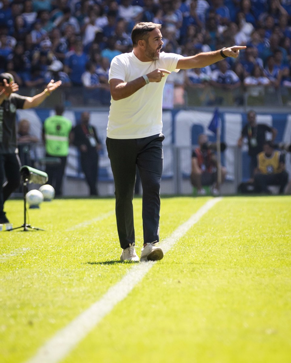 DoentesPFutebol's tweet photo. O Mineirão recebeu cerca de 57.850 pessoas para ver o Cruzeiro vencer o Mirassol!🦊

Uma vitória raçuda, que leva a Raposa ao 5º lugar do Brasileirão, de olho no G4. Teve gol do zagueiro João Marcelo, do artilheiro Kaio Jorge e do estreante Wesley. Uma festa para a China Azul!

O Mirassol, que viu Reinado marcar de pênalti, segue fora da zona de rebaixamento. 

Cruzeiro 3x1 Mirassol

📸 Gustavo Aleixo
