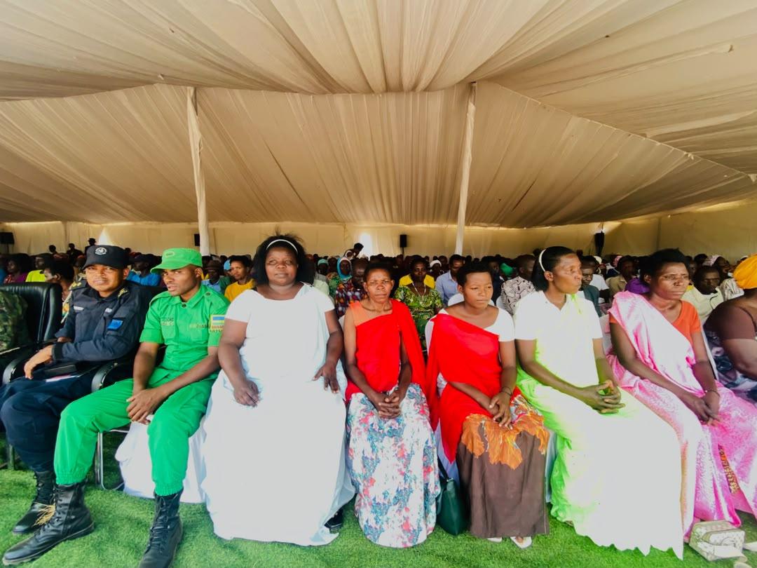 NdegoSectorK's tweet photo. Hanatanzwe  ubutumwa binyuze mukiganiro cyatanzwe n'abayobozi batandukanye muburyo bwa panel bibutsa abaturage ko umuganura ari isoko y'iterambere n'ishingiro ryo kwigira kandi ko bizagerwaho aruko abantu babungabunze ubuzima,bagakora birinda ibiyobyabwenge n'ibindi b8bangiriza https://t.co/xCddSZ3wpp